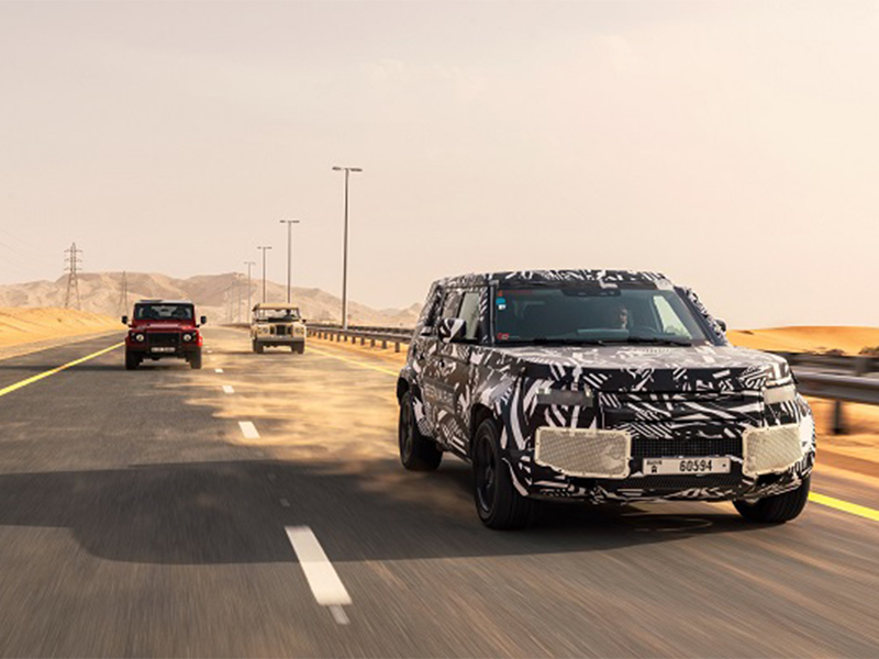 بالفيديو والصور.. قدرات هائلة لـ" لاند روڤر ديفندر"على كثبان دبي الرملية